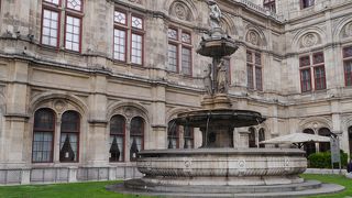 オペラ鑑賞は、ちょっとためらって