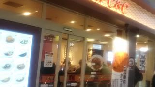 新木場の駅の改札の中のカレーショップでメニューも豊富です