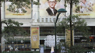 巨大な絵画が展示