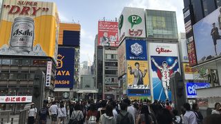 広告の看板が大きい