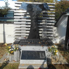 シュモクザメのような独特のデザインの石碑