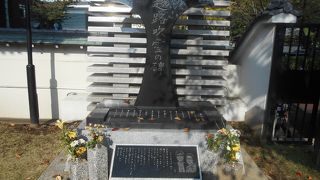 なぜ墓地内に記念碑があるのか？　謎の越路吹雪記念碑