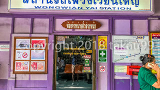 かなりローカル感のあるタイ国鉄の駅です。