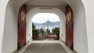 額縁のような門から見る海