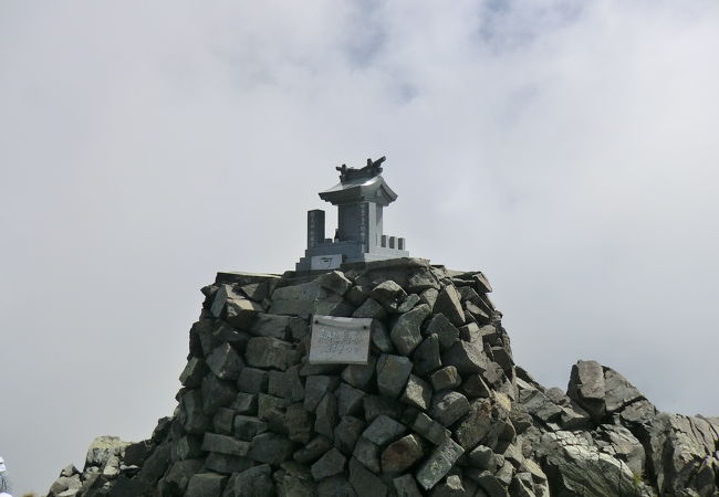 遠くからは同定し難い山頂