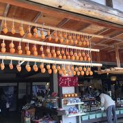 三峯神社の参道にあります