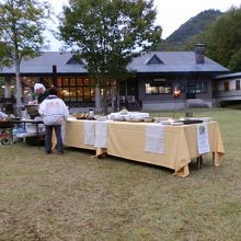 テーブル上に地元の食材・山菜を使用した地元の手料理があった