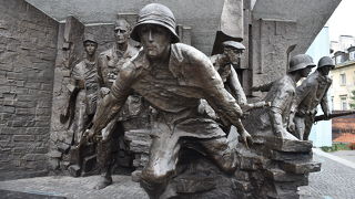 ワルシャワ蜂起を永久に記録する碑