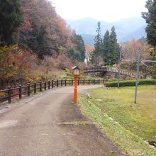 深山峡途中から下りていく道です