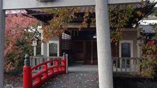 ここは、赤い小さい橋が目印。