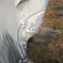 ダムの入り口付近からです、最下部へ階段でも降りられます