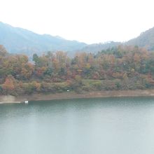 ダムから湖方面です