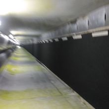 地下トンネル200mの内直線100mです