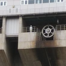 放流する横にある人間大の人形です