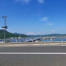 橋の上の交差点東側