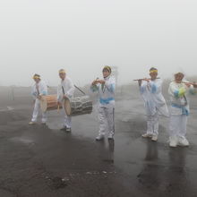 出発式に駆け付けた「岩木町登山ばやし保存会」の皆様。