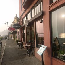 通りの名を関したカフェがあった