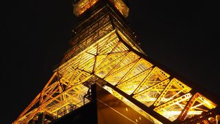 ６０周年を迎える東京タワーは、カップルの必見の１２月の限定イベント『"夜の7時"のライトダウン伝説』開催予定！