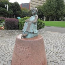 山下公園の赤い靴はいてた女の子の像