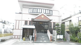 本堂は鉄筋の近代的な建物