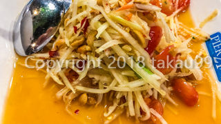 奥にある窓際の席からは景色も楽しめます。