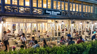 チャオプラヤ川の自然な風を感じながら食事を楽しむことができます。