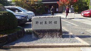 女性陶芸家の作品をじっくり見た。