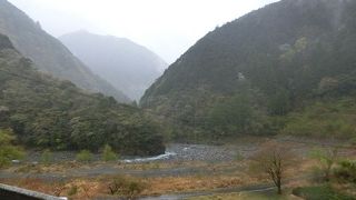第２東名の新静岡インターを出て、安倍川沿いをコンヤ温泉まで北上しました。