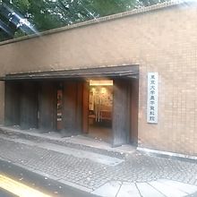 弥生キャンパス農学部入り口、農正門の右手にあります。