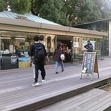 赤門から入って左手、正門からは右手にあります