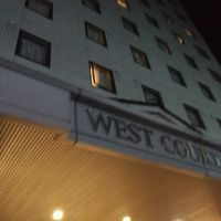 表の玄関のすぐ横がバスの停留所