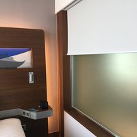 ロールスクリーンがあるのでバスルームは見えません。