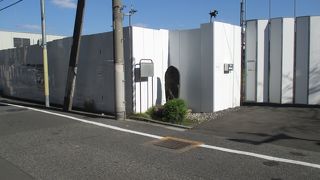 工事現場の遮蔽壁に囲まれていました。