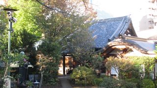 目白坂の北面にあり、坂下に近い場所にあります。