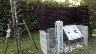 アパートの前に案内板があった。