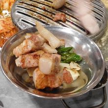 厚切りのサムギョプサルも美味しいです