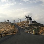 丘陵地に白亜の風車が佇む村　『コンスエグラ』