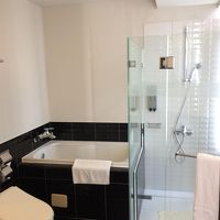 明るく広いバスルーム