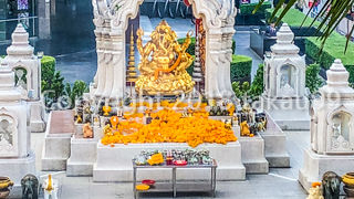 敬虔なタイ人の方がお参りするする姿を沢山目にします。