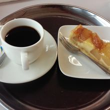 りんごのタルトのデザートセット。￥550円。