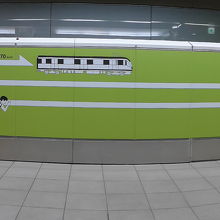 六本松駅のホーム風景　科学館があるからでしょうか