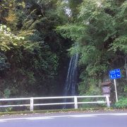 国道1号線沿いの滝