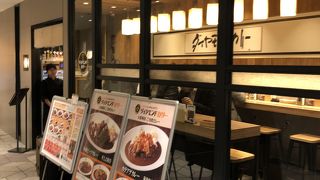 空港内のカレー屋さんです