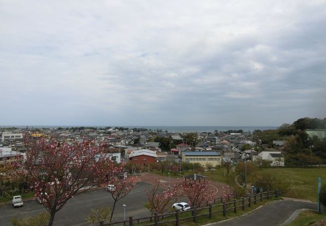 小堤山公園は、6～7世紀の横穴墓古墳で、公園の上からの景色もいいです。