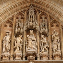 タンパンのレリーフ彫刻(中央が聖母子像)