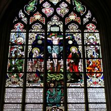 「磔刑のキリスト」が描かれたステンドグラス