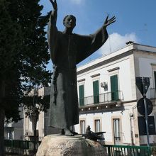 教会前の聖人像