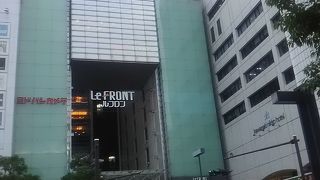 ヨドバシカメラなどのメインテナントとする川崎駅東口の商業ビル