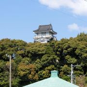 小高い丘の上には小山城、麓には能満寺がある公園です。