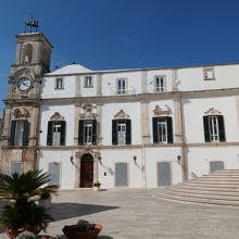 見事な建物のウニヴェルシータ宮殿